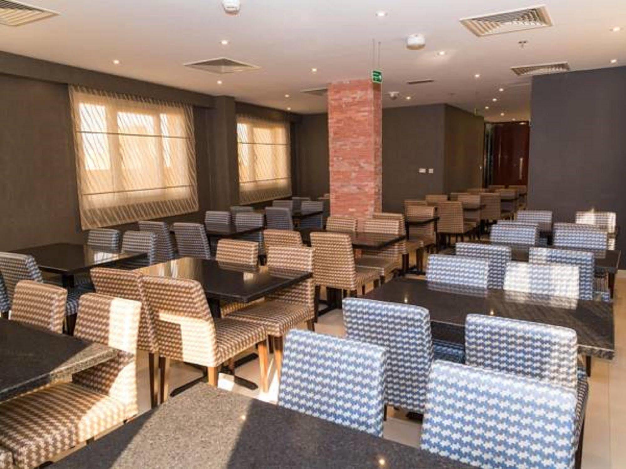 Florida Square Hotel Дубай Екстериор снимка